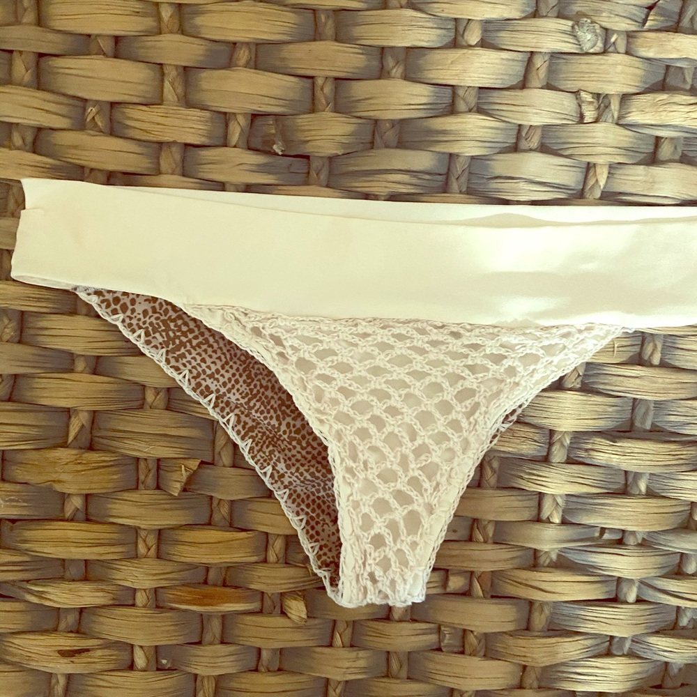 Acacia m bottom